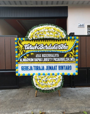 Papan Bunga Duka di Tayando Ohoiel